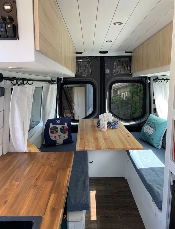 高強度 RV 窓 アクリルシート 窓の保護と長寿を提供する RV の異なるタイプにインストール